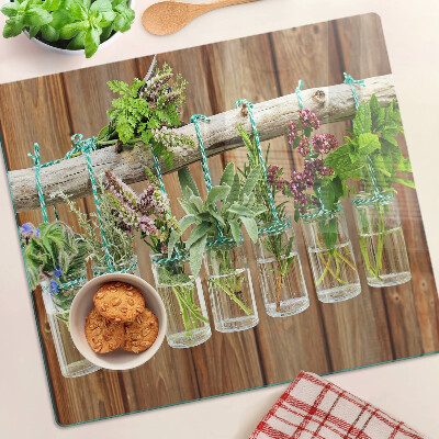 Edzett üveg vágódeszka Gyógynövények üvegekben, fából készült háttéren
