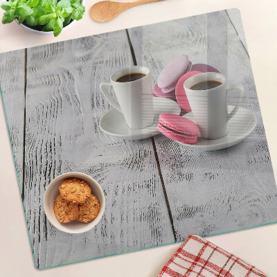 Üveg vágódeszka Kávé és macarons egy fából készült háttéren