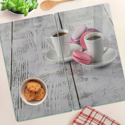 Üveg vágódeszka Kávé és macarons egy fából készült háttéren