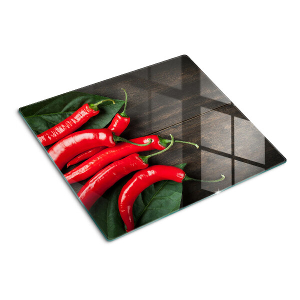 Edzett üveg vágódeszka Chili paprika fa háttéren