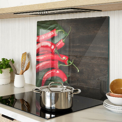 Edzett üveg vágódeszka Chili paprika fa háttéren