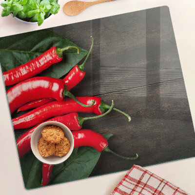 Edzett üveg vágódeszka Chili paprika fa háttéren