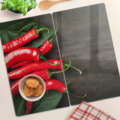 Edzett üveg vágódeszka Chili paprika fa háttéren