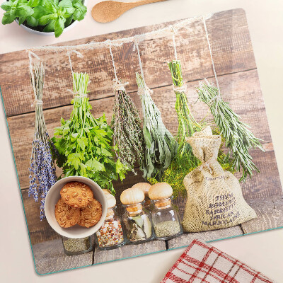 Üveg vágódeszka Fűszerek és gyógynövények fa háttéren