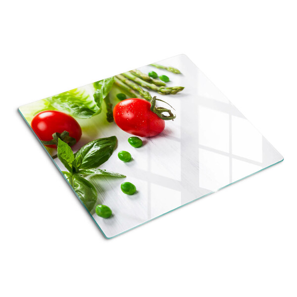 Üveg vágódeszka Zöldségek egy fehér konyhapulton
