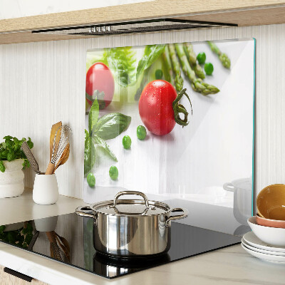 Üveg vágódeszka Zöldségek egy fehér konyhapulton