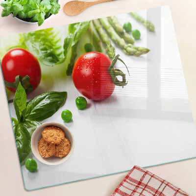 Üveg vágódeszka Zöldségek egy fehér konyhapulton