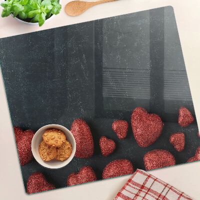 Edzett üveg vágódeszka Piros szívek sötét háttér előtt