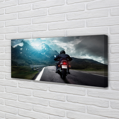 Canvas képek Motorkerékpár hegyi úton férfi ég