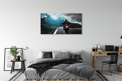 Canvas képek Motorkerékpár hegyi úton férfi ég