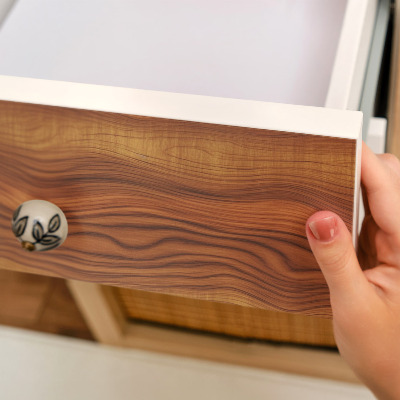 Bútorfólia öntapadós fa hullámmintával