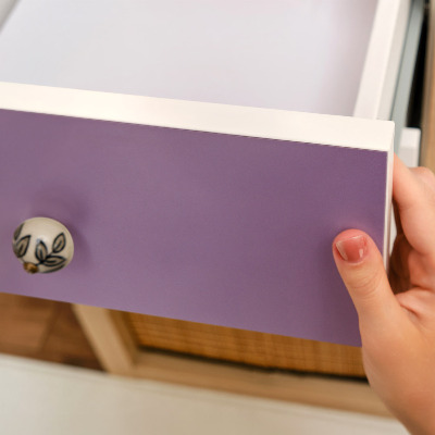 Samolepiaca fólia na nábytok ibolya színben