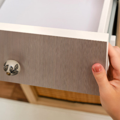 Bútorfólia barna vonalú mintával