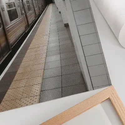 Poszter modern metróperon dinamikus építészeti térrel