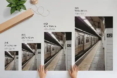 Poszter modern metróperon dinamikus építészeti térrel