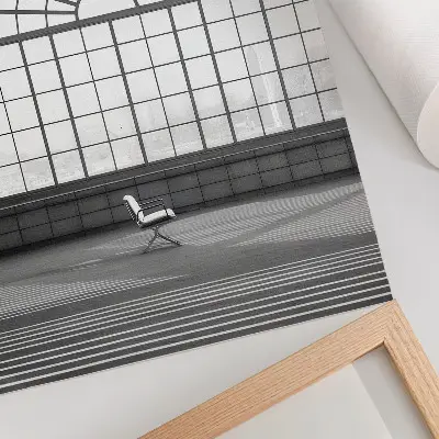 Poszter minimalista szék nagy íves ablakokkal