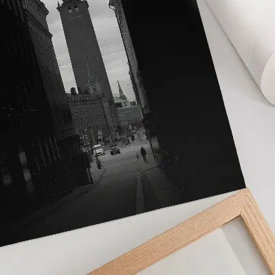 Poszter fekete-fehér utca monumentális tornyos központtal