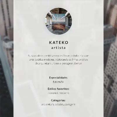 Poszter nyomtatás egy felhőkarcoló naplementekor, amely éles kontrasztban áll a várossal