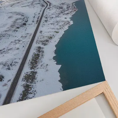 Retro plakát havas táj minimalista kék vizes motívummal