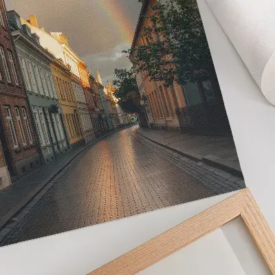 Retro plakát színes bérházak szivárvánnyal és felhős égbolttal