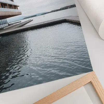 Poszter nyomtatás modern épület vízparton minimalista stílusban fa és üveg felhasználásával