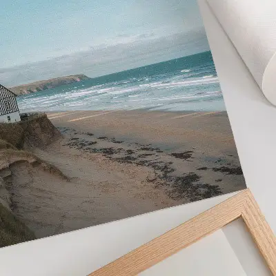 Retro plakát strand, hullámok és házikó egy sziklán pasztell színekben
