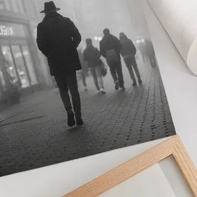 Poszter kalapos alak ködös környezetben esernyőkkel és rejtélyes hangulattal
