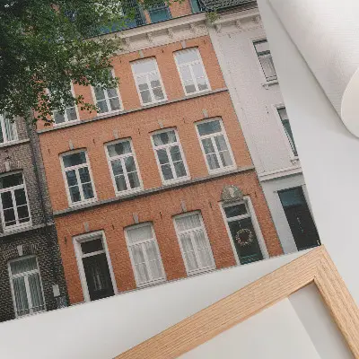 Poszter nyomtatás színes homlokzatok zöld fákkal és nappal az égen