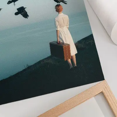 Nő egy bőrönddel madarakkal a szürrealista égen retro plakát