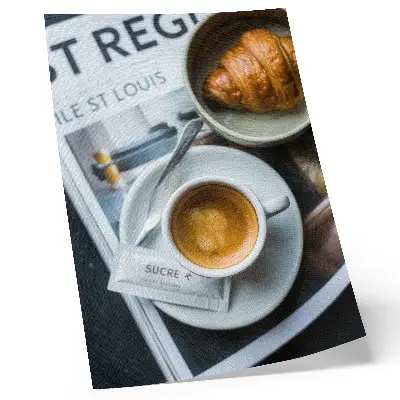 Retro plakát fekete-fehér kávés és croissant-os elegáns kikapcsolódást idéző mintával