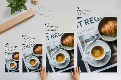 Retro plakát fekete-fehér kávés és croissant-os elegáns kikapcsolódást idéző mintával