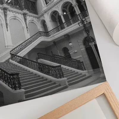 Retro plakát dekoratív lépcsőház nagy ablakokkal és magas mennyezettel