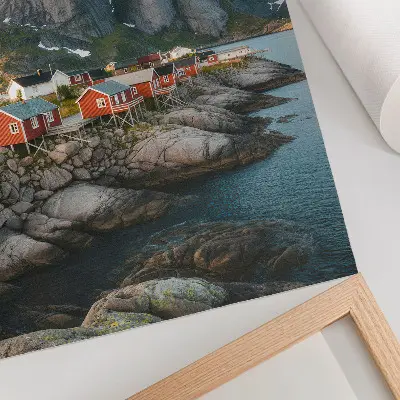 Retro plakát vörös házakkal, fjorddal, hegyekkel és naplementével