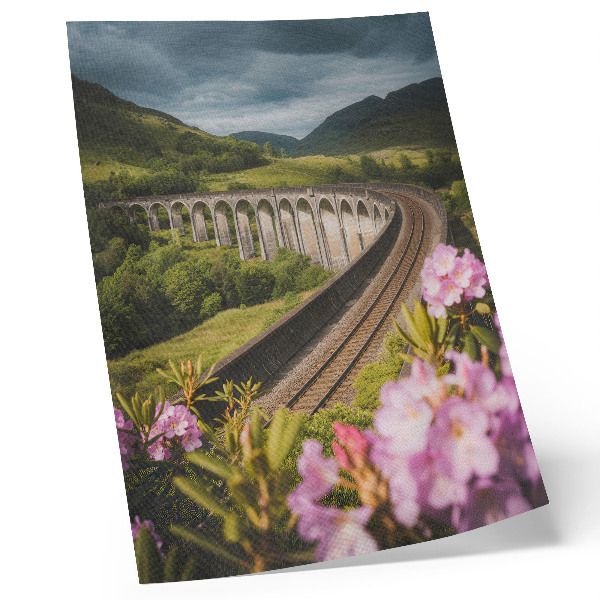 Poszter nyomtatás Kő viadukt zöld dombok pasztell virágok