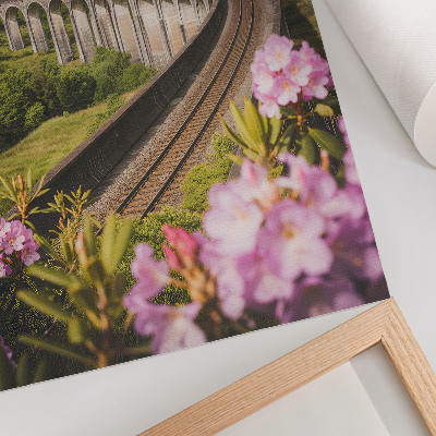 Poszter nyomtatás Kő viadukt zöld dombok pasztell virágok