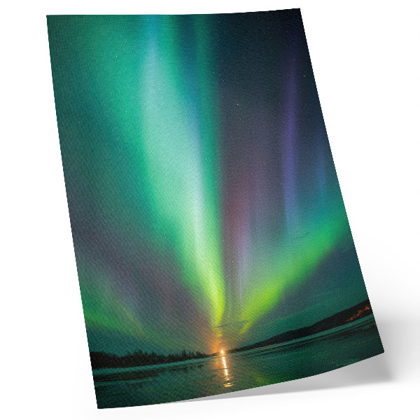 Retro plakát Aurora Borealis egy csillagokkal teli éjszakai táj felett