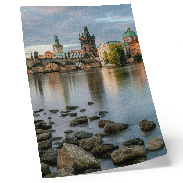 Poszter Festői panoráma a városra egy híddal a folyó felett