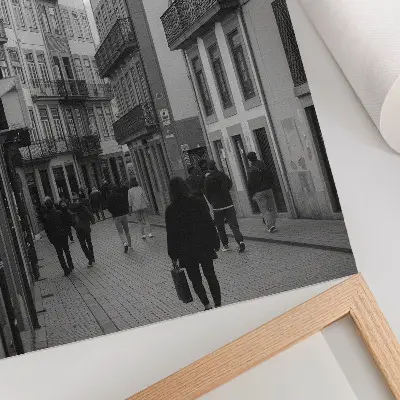 Retro plakát fekete-fehér utcai építészeti és emberi témájú fotóval