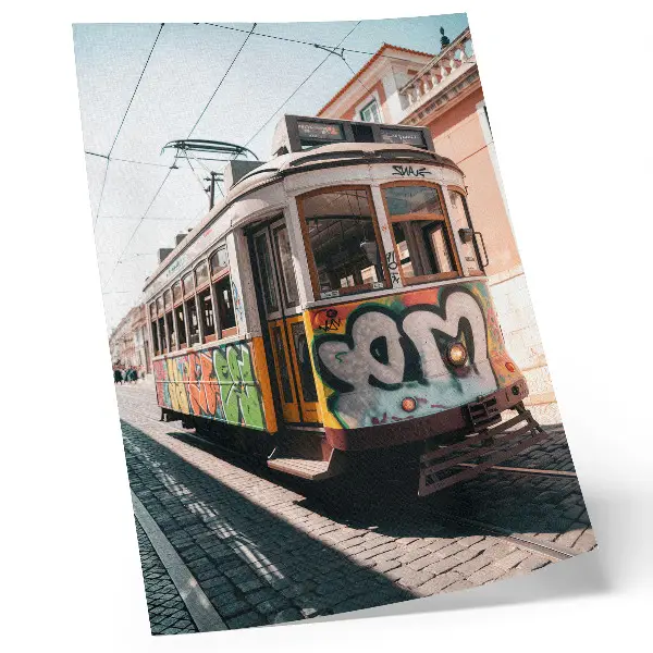 Poszter nyomtatás villamos és graffiti városi építészeti motívummal
