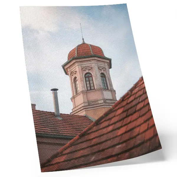 Poszter rusztikus torony tégla tetőcserepekkel kék ég alatt