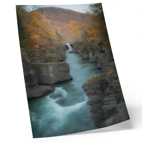 Poszter ősz táji kép hegyi folyóval és sziklás lejtőkkel