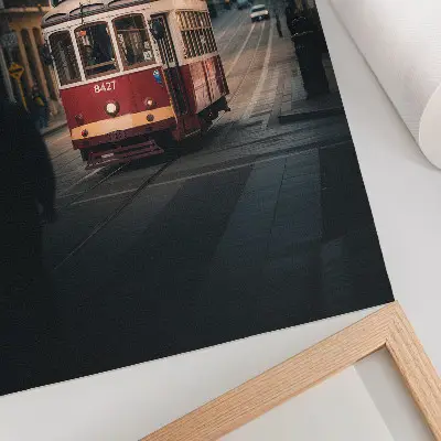 Poszter villamos a város történelmi építészete között