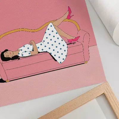 Poszter nyomtatás békés relaxáló nő rózsaszín kanapén