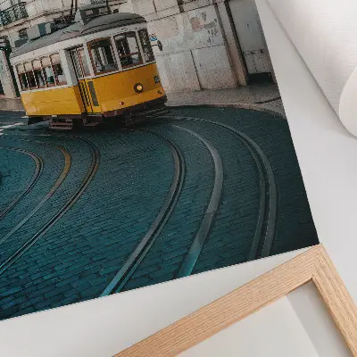 Retro plakát sárga villamos a városi utcában egy kanyarban