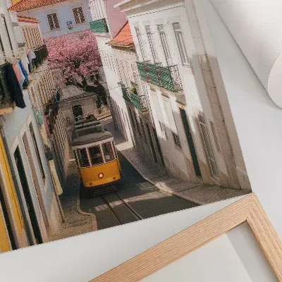 Retro plakát egy utca villamossal, pasztellszínű bérházakkal és virágokkal