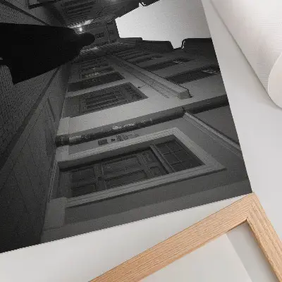 Poszter sötét utcai jelenet titokzatos alakkal és nosztalgikus hangulattal