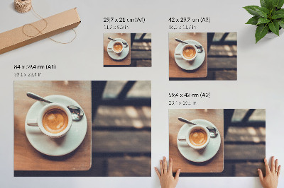 Poszter nyomtatás Egy csésze eszpresszó egy fából készült asztalon, kontrasztok