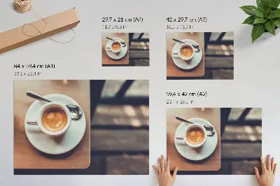 Poszter nyomtatás egy csésze eszpresszó egy fából készült asztalon kontrasztos stílusban