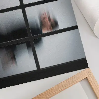 Poszter fekete sziluett üvegkeret mögött szürke minimalista stílusban