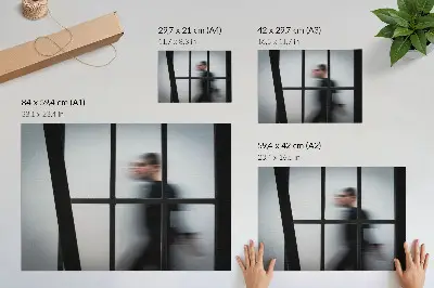 Poszter fekete sziluett üvegkeret mögött szürke minimalista stílusban